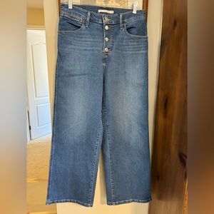 Levi’s Mile High Cropped Wide Leg Jeans. Medium Wash. Size 28.